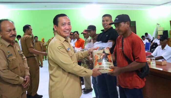 Pj Sekdako Tebingtinggi Salurkan Bantuan Benih Padi Inpari 32 untuk Swasembada Pangan
