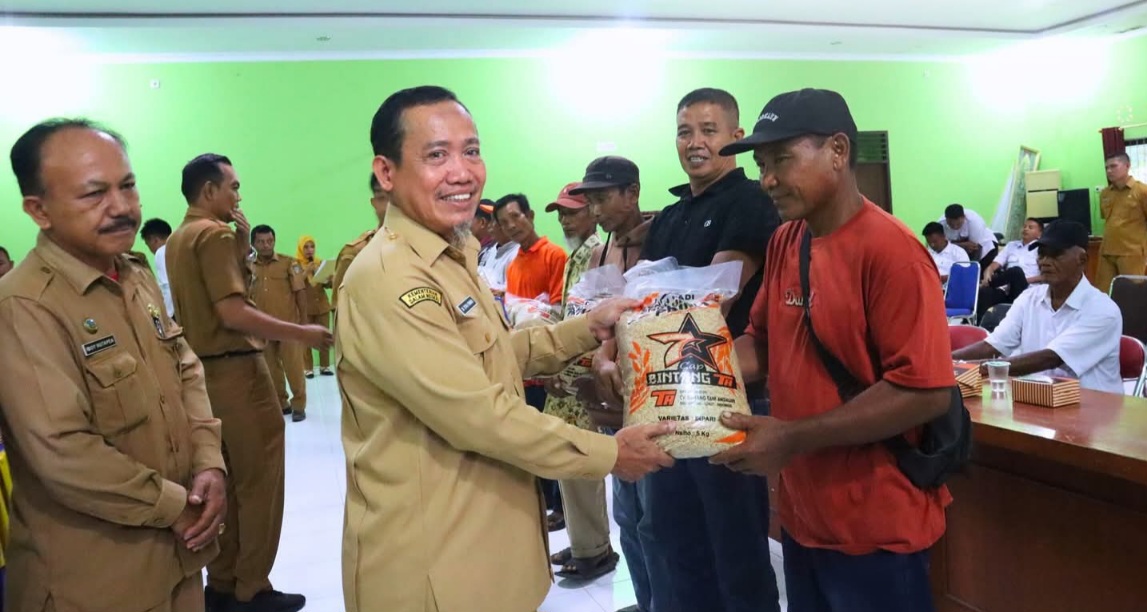 Pj Sekdako Tebingtinggi Salurkan Bantuan Benih Padi Inpari 32 untuk Swasembada Pangan