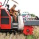 Bupati Palas Turun Ke Sawah, Naik Combine Harvester Saat Panen Raya