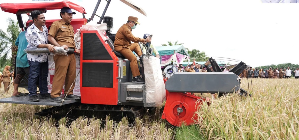 Bupati Palas Turun Ke Sawah, Naik Combine Harvester Saat Panen Raya