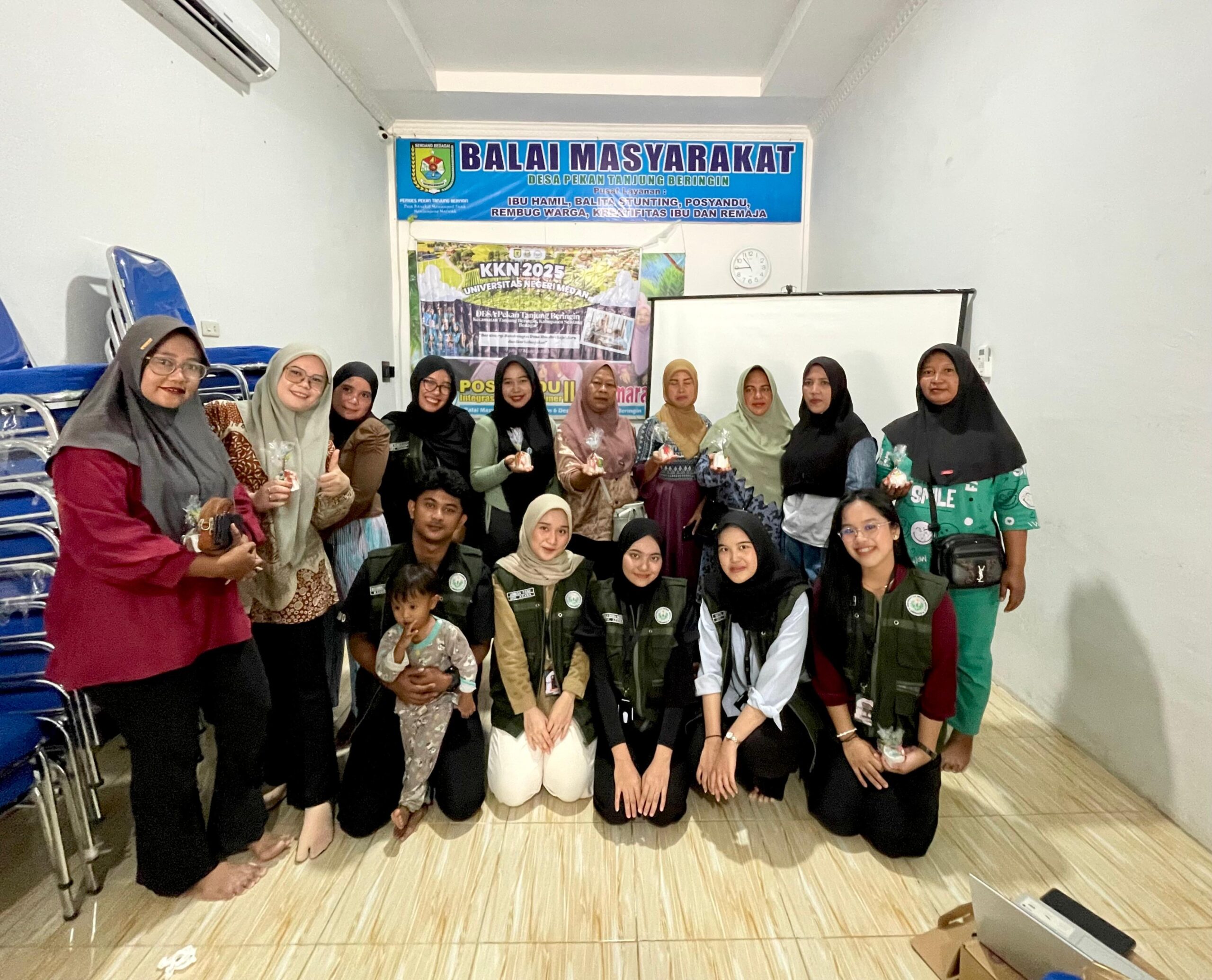 Mahasiswa KKN UNIMED Desa Pekan Tanjung Beringin Sukses Gelar Pelatihan Pembuatan Lilin Aromaterapi dari Minyak Jelantah