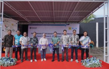 Peresmian Temporary Connecting Facility atau Fasilitas Penyambungan Sementara (FPS) ditandai dengan pemotongan pita oleh General Manager PLN UID Sumatera Utara, Ahmad Syauki, didampingi Manajer Unit Pelaksana Pelayanan Pelanggan (UP3) Padangsidimpuan, Yessi Indra, serta disaksikan jajaran pegawai dan mitra kerja PLN.