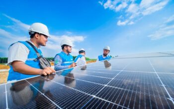 Ilustrasi pegawai PLN sedang melakukan inspeksi panel surya PLTS. PLN membuka Rekrutmen Umum PLN Group 2025 sebagai bagian penting dalam menyiapkan talenta unggul yang akan mengawal kesuksesan transisi energi di Indonesia.
