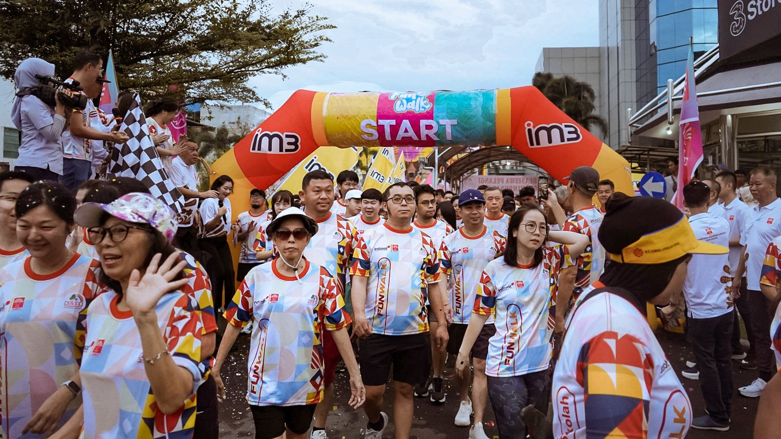 Indosat Ooredoo Hutchison Gelar Fun Walk Bersama Perhimpunan Indonesia Tionghoa