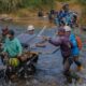 Petugas PLN bersama warga bahu-membahu membawa panel surya melintasi sungai. Upaya ini menjadi bagian dari perjalanan Program Listrik Desa (Lisdes) melalui SuperSUN dalam menghadirkan akses listrik bagi warga di Kecamatan Seko, Luwu Utara, Sulawesi Selatan.