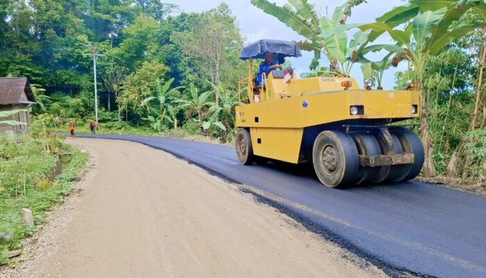 Yahdi Khoir Minta Kepala UPT PUPR Sumut Dan Konsultan Pengawas Cek Pengaspalan Di Nias