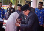 Bupati TRK Serahkan Penghargaan Dan Ambulans Ke Puskesmas Alue Bilie