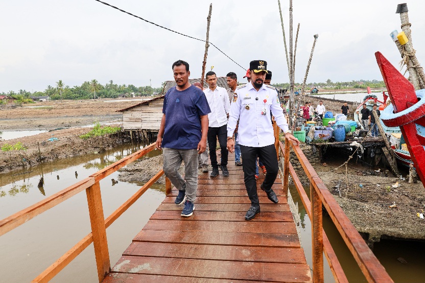 Enam Bulan Menjabat, Bupati Alfarlaky Bangun Empat Jembatan