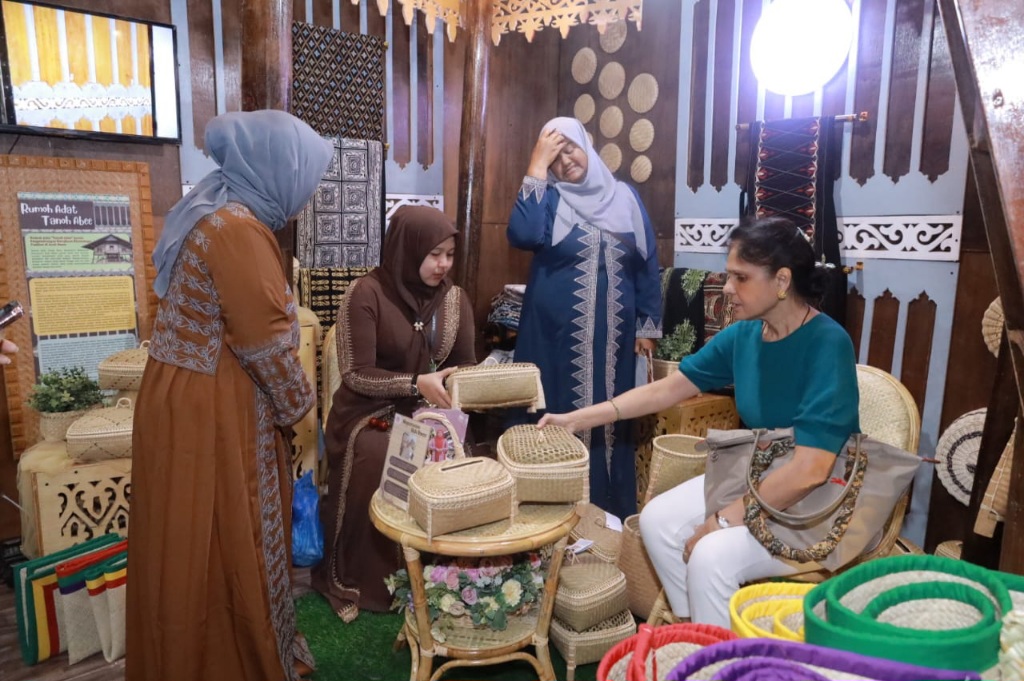 Ketua Dekranasda Aceh Besar Promosikan Kerajinan Lokal Di Ajang Inakraf