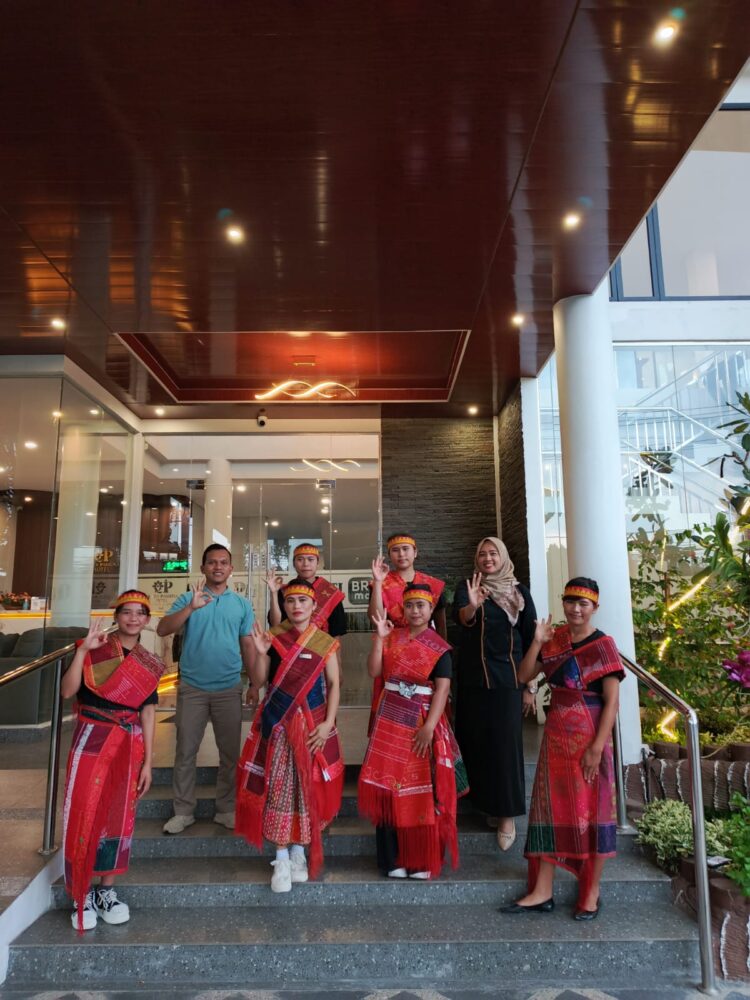Queen Parrona Hotel Hadirkan Pesona Tarian Tradisional Manortor Untuk Wisman