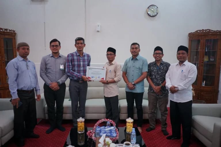 Bank Aceh Syariah Cabang Blangpidie Abdya Serahkan Zakat Perusahaan 2025