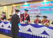 Rektor UM Tapsel Wisuda 398 Mahasiswa