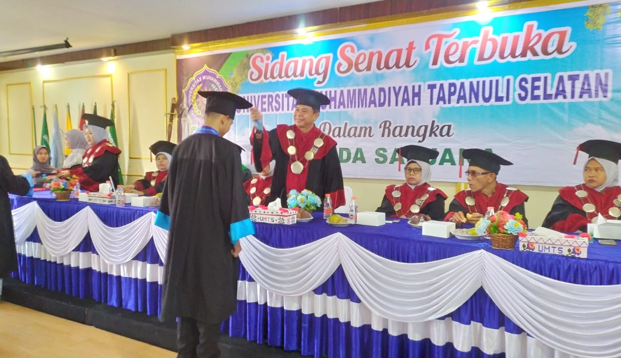 Rektor UM Tapsel Wisuda 398 Mahasiswa