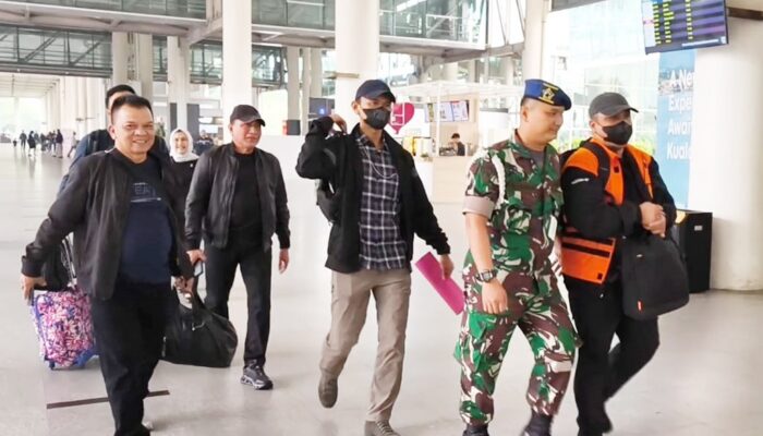 Edy Rahmayadi Senyum-senyum Saat Berjalan Beriring Dengan Topan Ginting Di Bandara Kualanamu