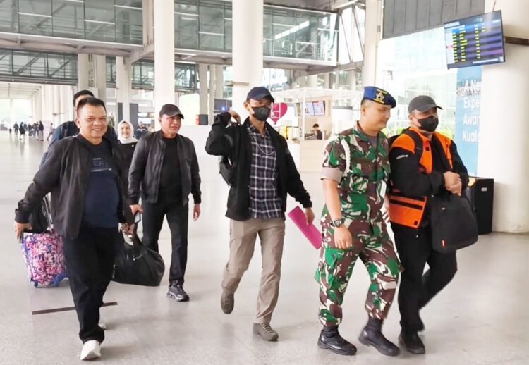 Edy Rahmayadi Senyum-senyum Saat Berjalan Beriring Dengan Topan Ginting Di Bandara Kualanamu