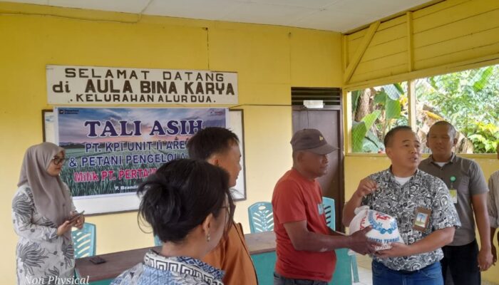 PT KPI RU II P.Brandan Dan Kelompok Tani Pengguna Lahan Bagikan Tali Asih Ke Dhuafa 