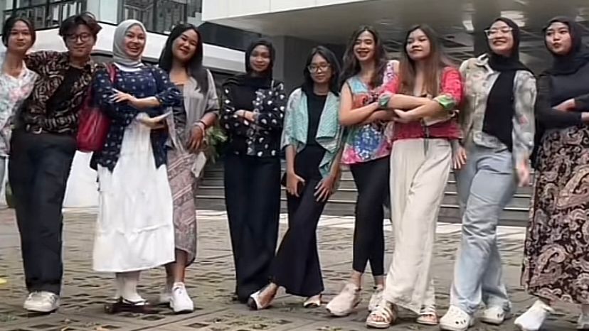 Gen Z Tunjukkan Kreativitas Dengan Batik Modern Di Hari Batik Nasional 2025