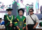 Doa Ayah Tunanetra Mengantar Putrinya Jadi Sarjana