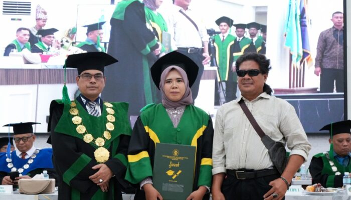Doa Ayah Tunanetra Mengantar Putrinya Jadi Sarjana