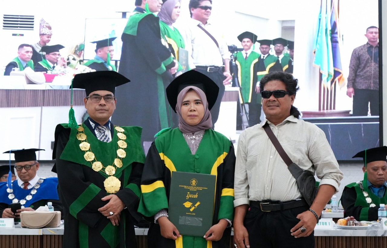 Doa Ayah Tunanetra Mengantar Putrinya Jadi Sarjana