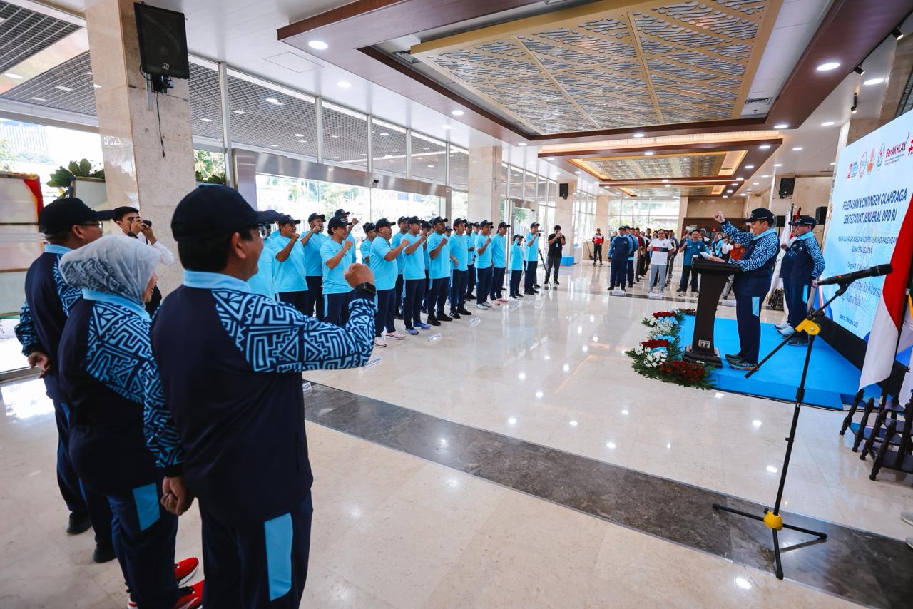 Sekjen Berangkatkan Kontingen Pornas Korpri XVII DPD RI Ke Palembang