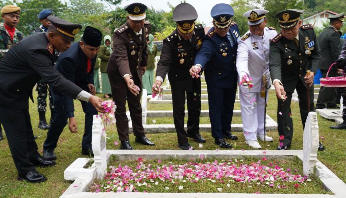 Korem Lilawangsa Ziarah Nasional Dan Tabur Bunga Peringati HUT Ke-80 TNI