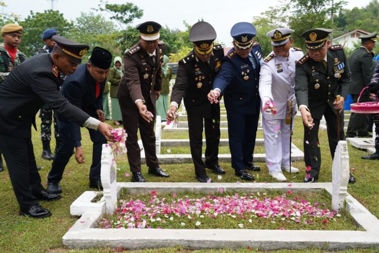 Korem Lilawangsa Ziarah Nasional Dan Tabur Bunga Peringati HUT Ke-80 TNI