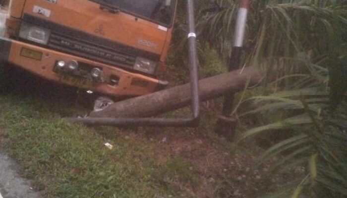 Tiang Listrik Tumbang Ditabrak Truk, Enam Kecamatan Di Aceh Selatan Gelap Gulita
