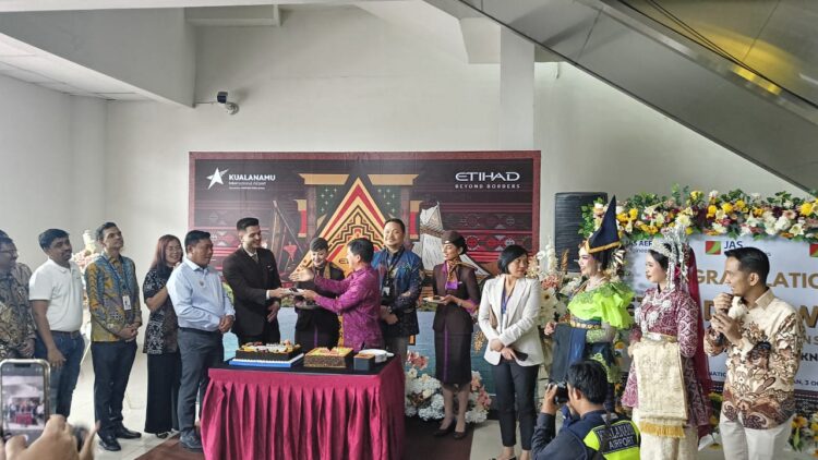 Kemeriahan Inaugural Flight Etihad Airways Abu Dhabi–Kualanamu