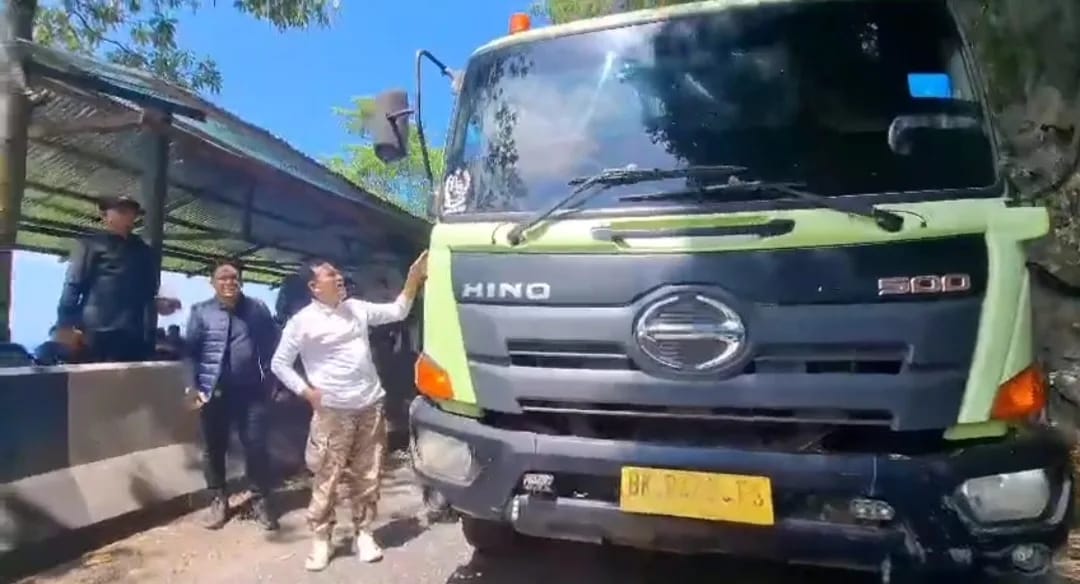 Senyum Sopir Truk Plat BK Di Geurute, Saat Wagub Aceh Dek Fadh Turun Menyapa