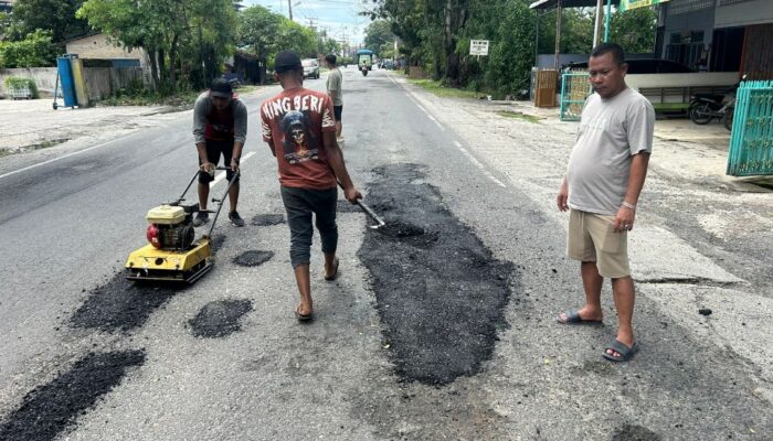 Acai Sembada Perbaiki Jalan Provinsi Rusak Dengan Dana Pribadi
