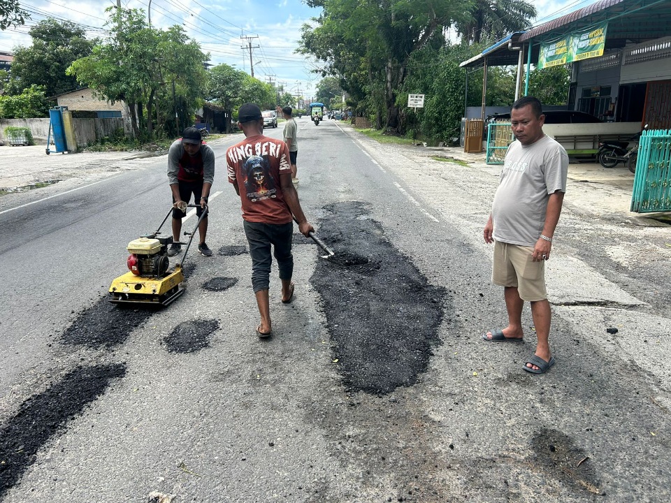 Acai Sembada Perbaiki Jalan Provinsi Rusak Dengan Dana Pribadi