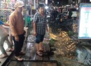 Jalan Nasional Panyabungan Banjir, Petugas Kebersihan Kelurahan Jadi Garda Depan