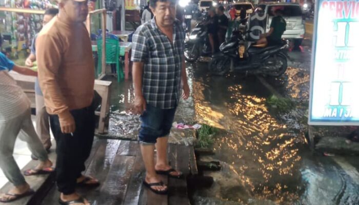 Jalan Nasional Panyabungan Banjir, Petugas Kebersihan Kelurahan Jadi Garda Depan