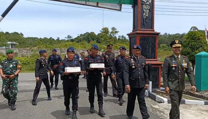 Brimob Yon C Pelopor Bawa Kue Ultah Ke Yonif TP 856/Satria Bumi Sakti