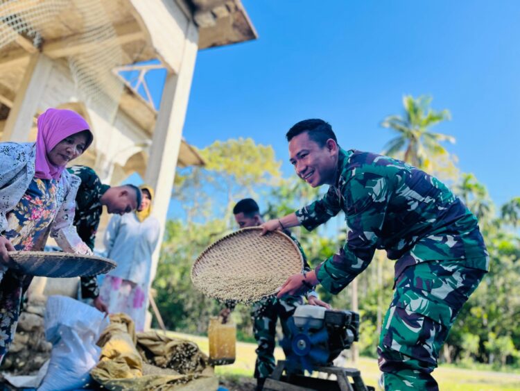 Batalyon TP-857/ GG Bantu Pengolahan Hasil Panen Petani Geumpang