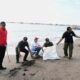 Sebanyak 1,1 ton sampah plastik berhasil diangkat dari Pantai Tanjung Pasir, Tangerang, Banten, dalam aksi bersih pantai yang digelar PT Perusahaan Gas Negara Tbk (PGN) bersama Kementerian Lingkungan Hidup. Kegiatan ini melibatkan ratusan peserta dari masyarakat setempat, mahasiswa, hingga aparat TNI dan Polri.