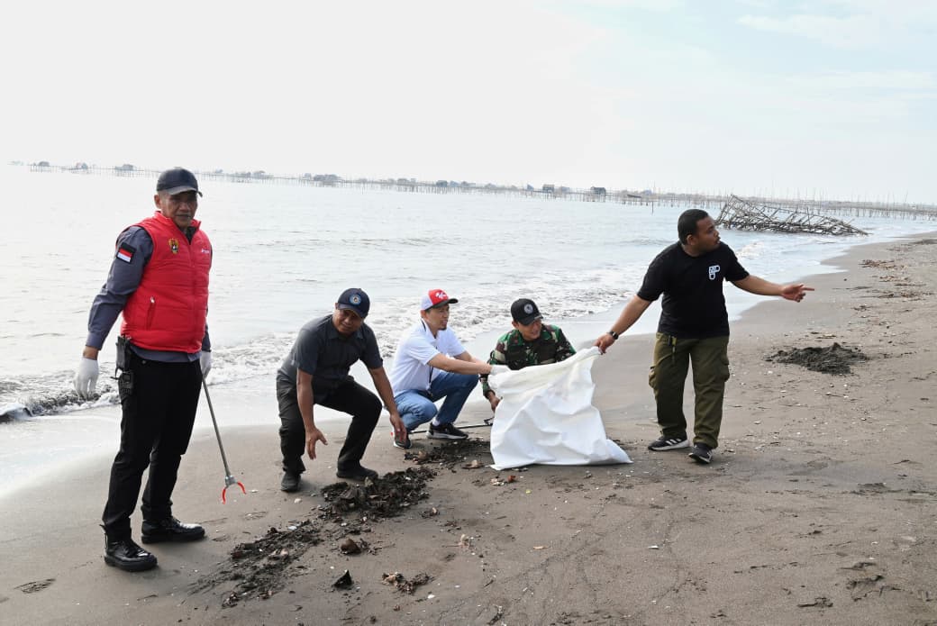 PGN Gelar Aksi Bersih Pantai, 1,1 Ton Sampah Terangkat Dari Tanjung Pasir Banten