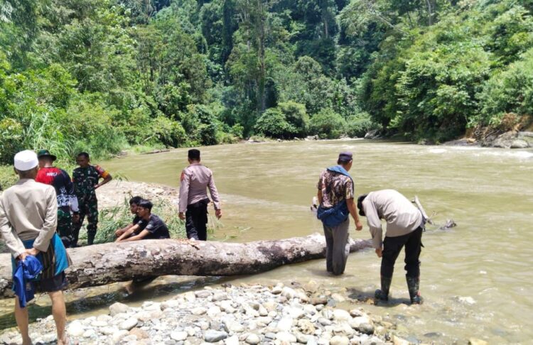 Pemancing Hilang Diseret Arus Sungai Lokop