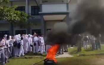 Siswa SMKN 3 Sibolga Bakar Ban, Tuntut Transparansi Dana BOS