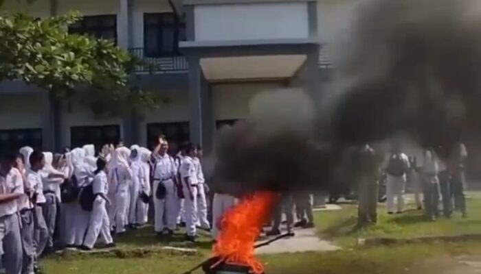 Siswa SMKN 3 Sibolga Bakar Ban, Tuntut Transparansi Dana BOS