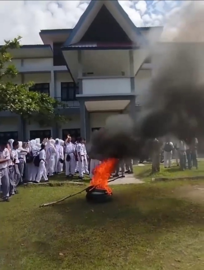 Siswa SMKN 3 Sibolga Bakar Ban, Tuntut Transparansi Dana BOS