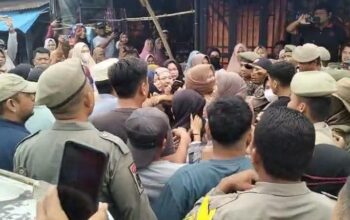 Penertiban Pasar Kuliling Panyabungan Ricuh, Pedagang Hadang Satpol PP