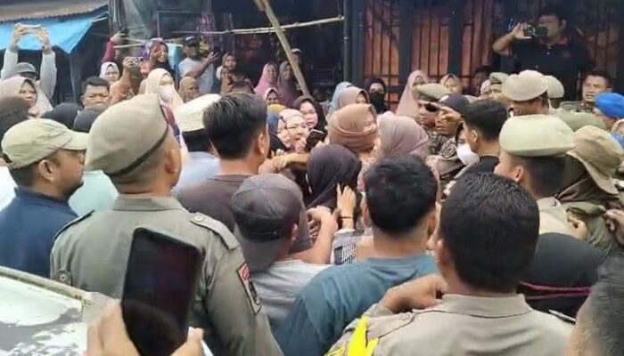 Penertiban Pasar Kuliling Panyabungan Ricuh, Pedagang Hadang Satpol PP