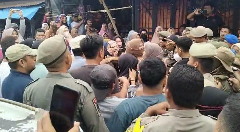Penertiban Pasar Kuliling Panyabungan Ricuh, Pedagang Hadang Satpol PP