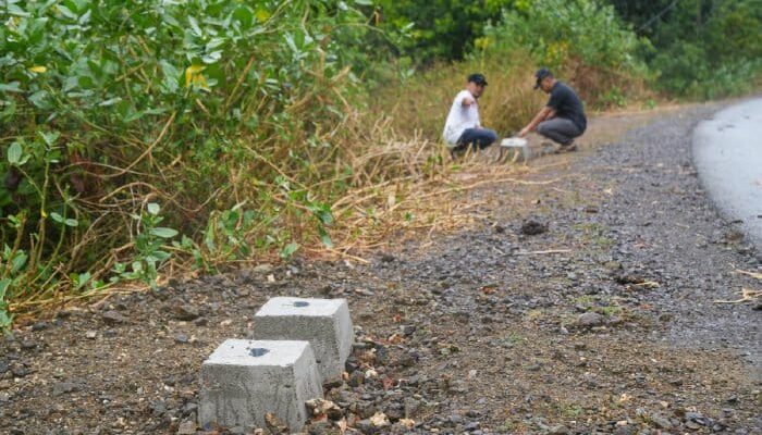 Sebulan Dipasang, Puluhan Tiang Rambu Di Lintas Krueng Raya-Laweung Raib
