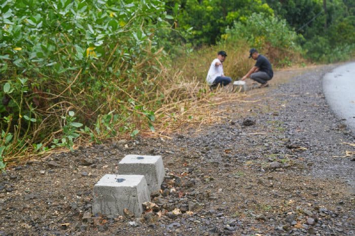 Sebulan Dipasang, Puluhan Tiang Rambu Di Lintas Krueng Raya-Laweung Raib