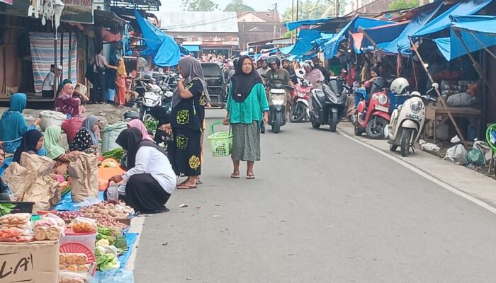 “Kuncinya” Di Pemilik Kios Pasar Kuliling, Bupati Madina Harus Tegas