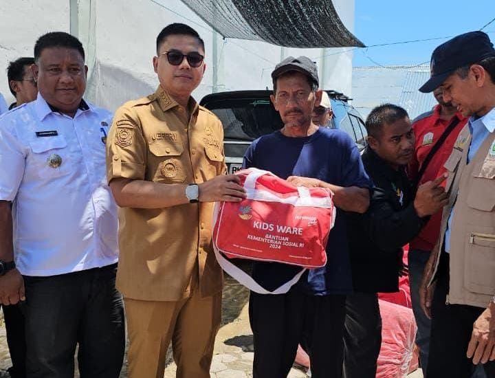 Wali Kota Langsa Serahkan Bantuan Masa Panik Korban Kebakaran