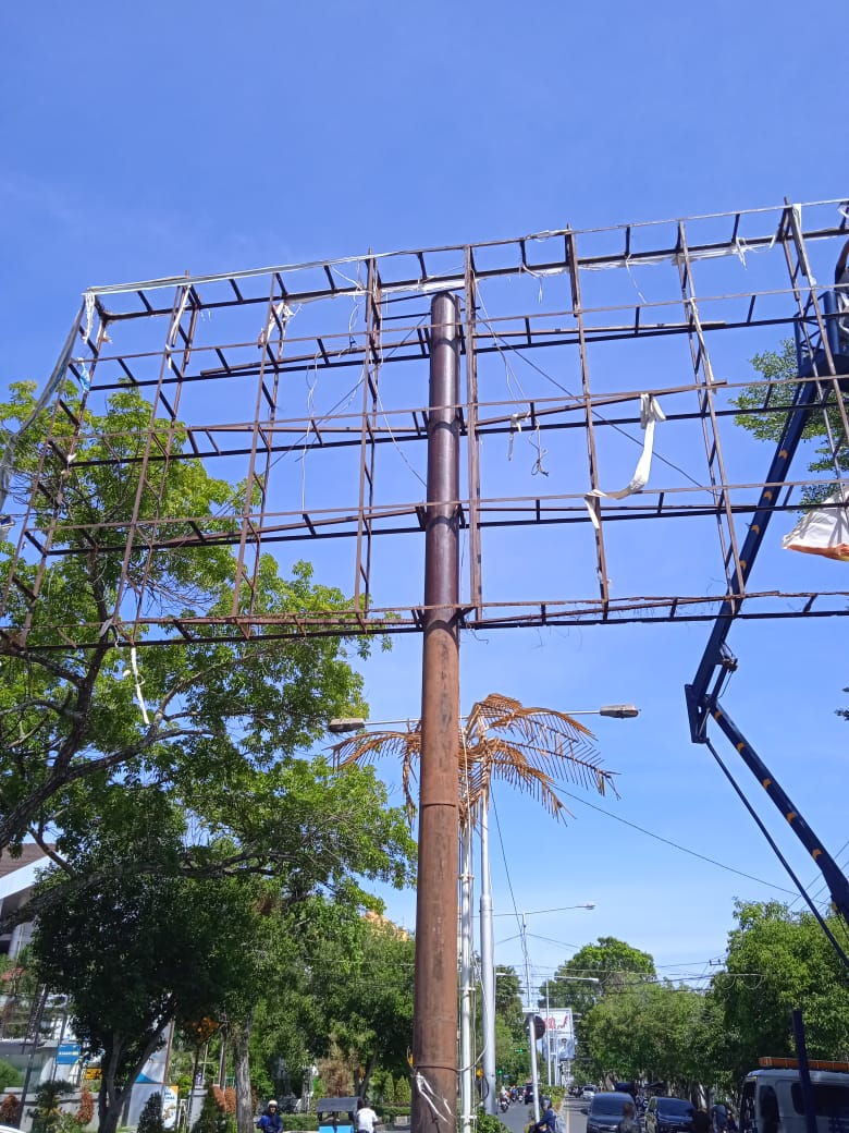 Kerangka Papan Reklame Di Langsa Mulai Keropos Ancam Keselamatan Pelintas